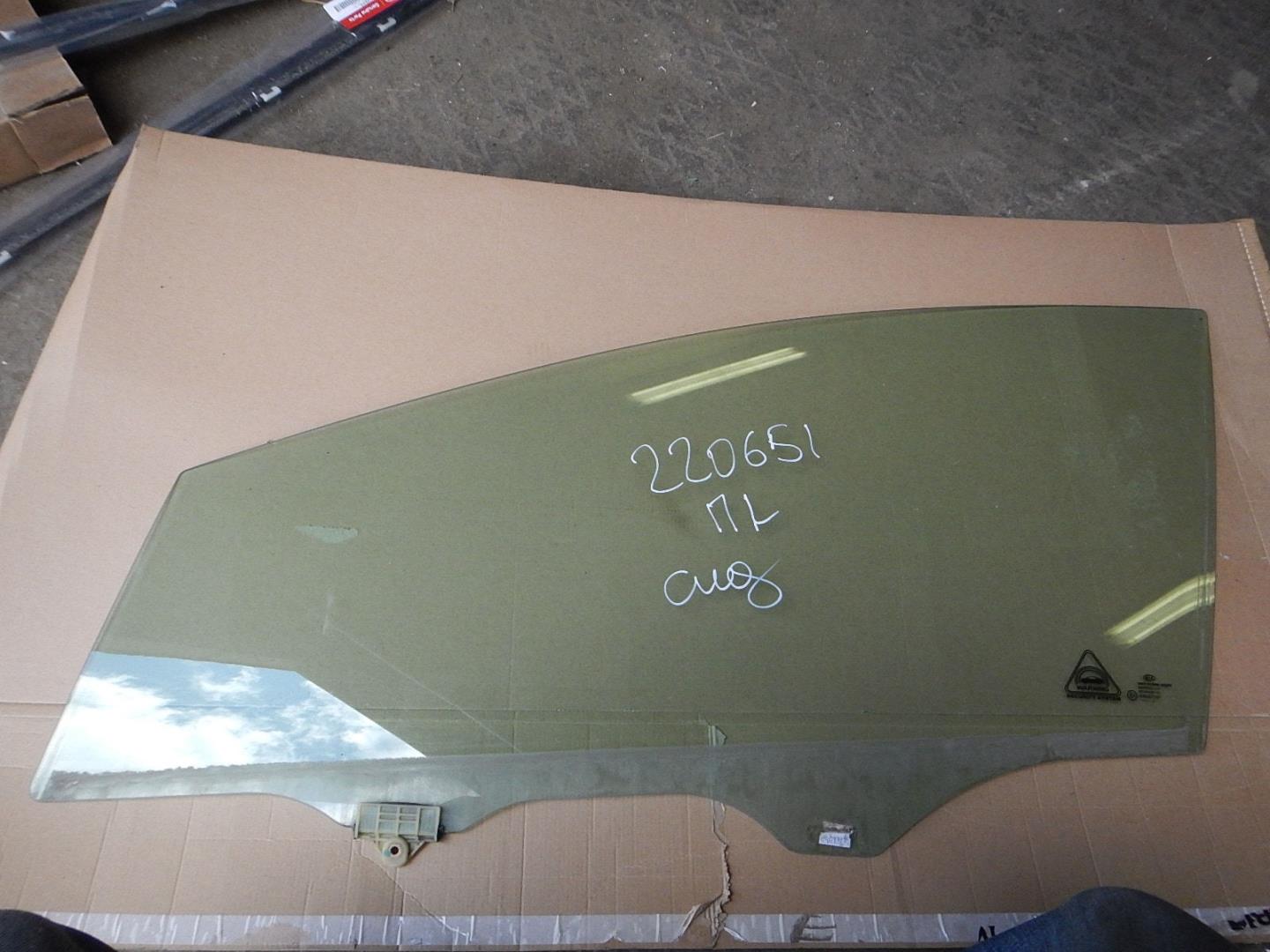 Стекло двери передней левой