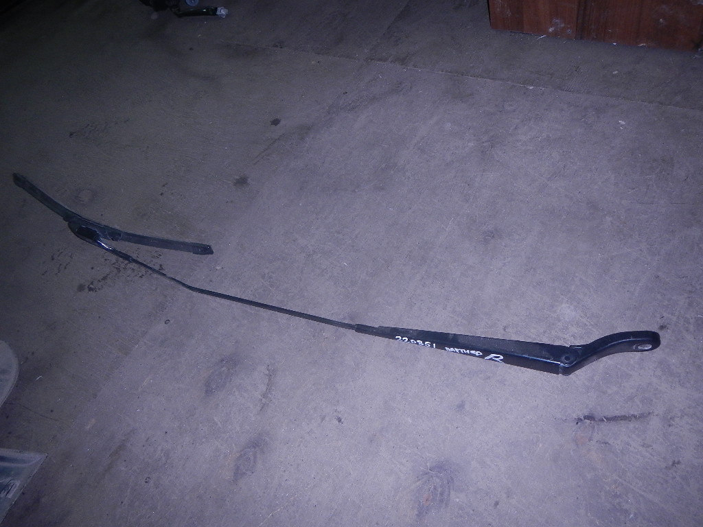 Поводок стеклоочистителя передний правый