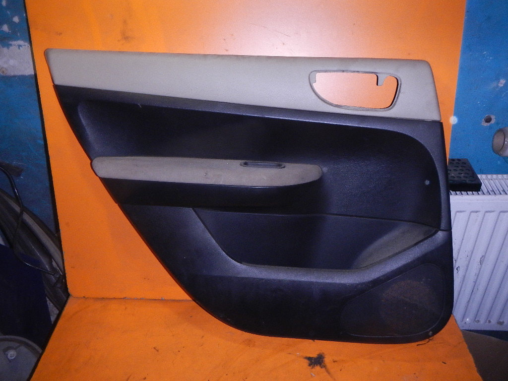 Обшивка двери задней левой