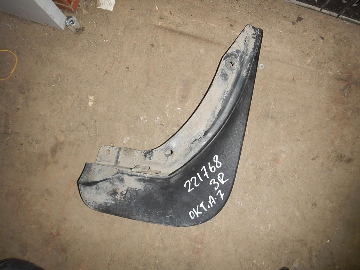 Брызговик задний правый