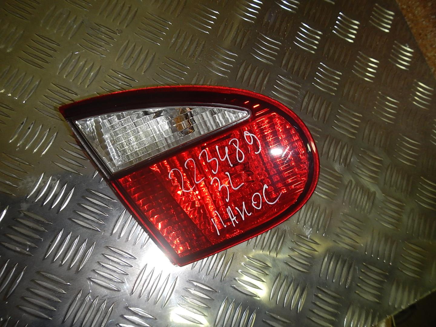Фонарь задний внутренний левый