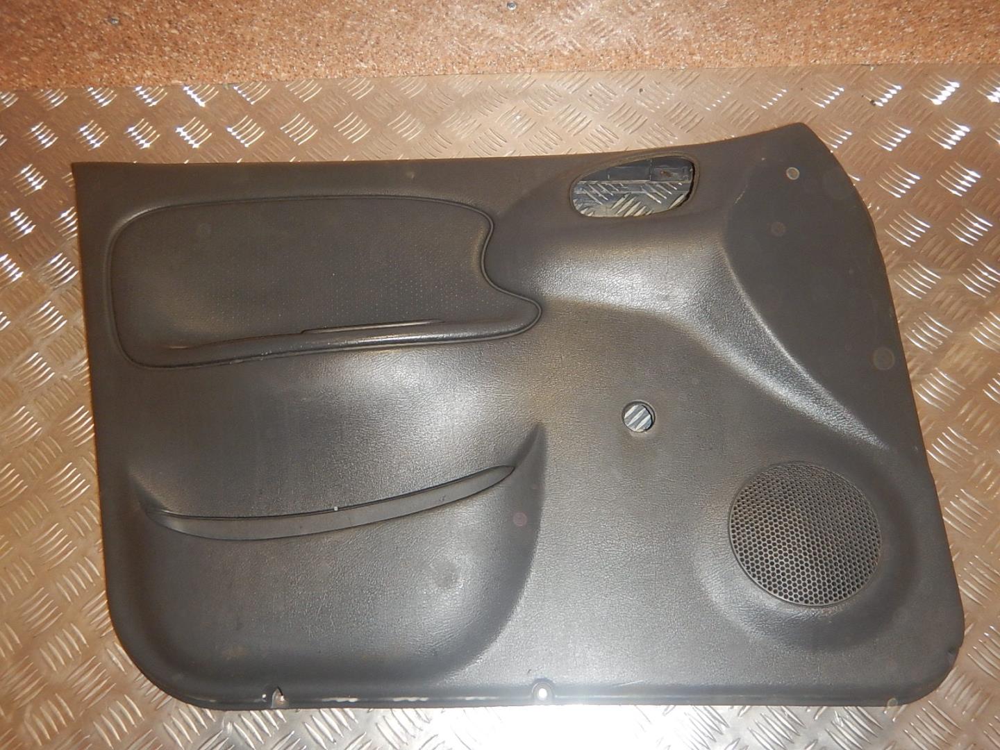 Обшивка двери передней левой