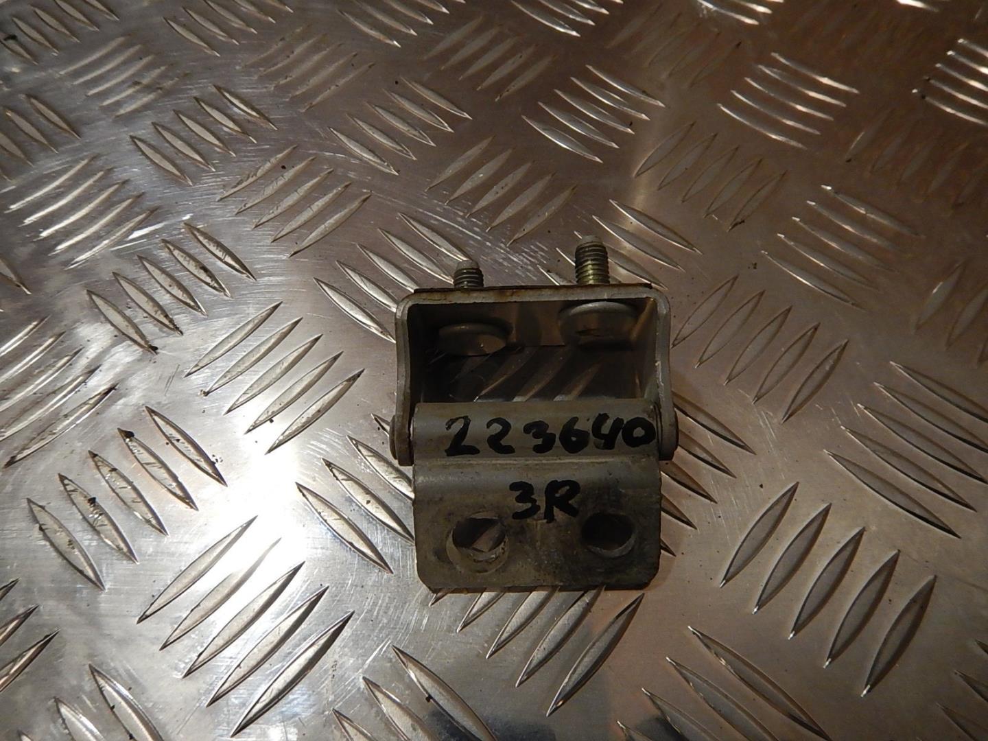 Петля двери багажника