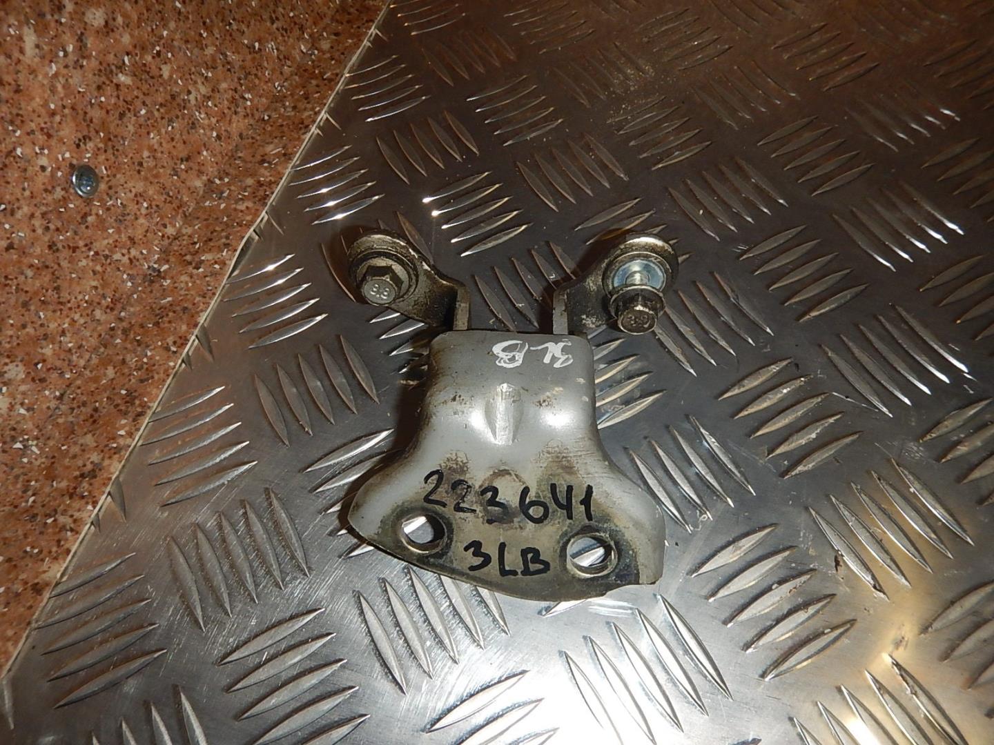 Петля двери задней левой верхняя