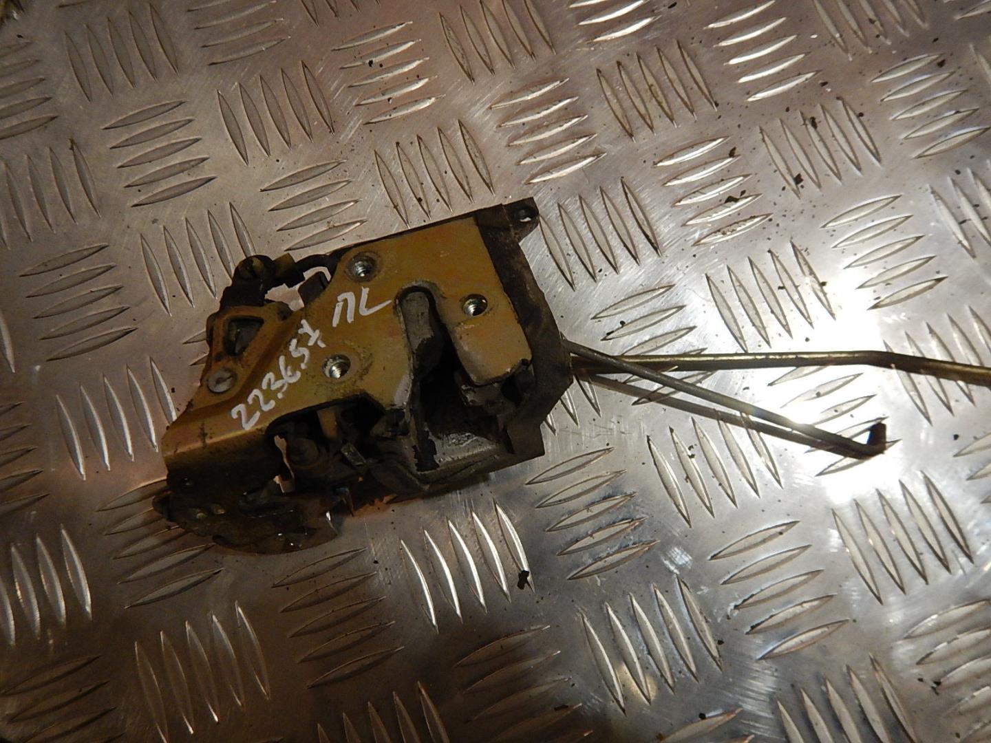 Замок двери передней левой