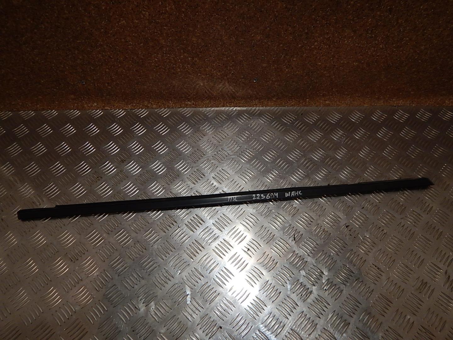 Накладка стекла переднего правого