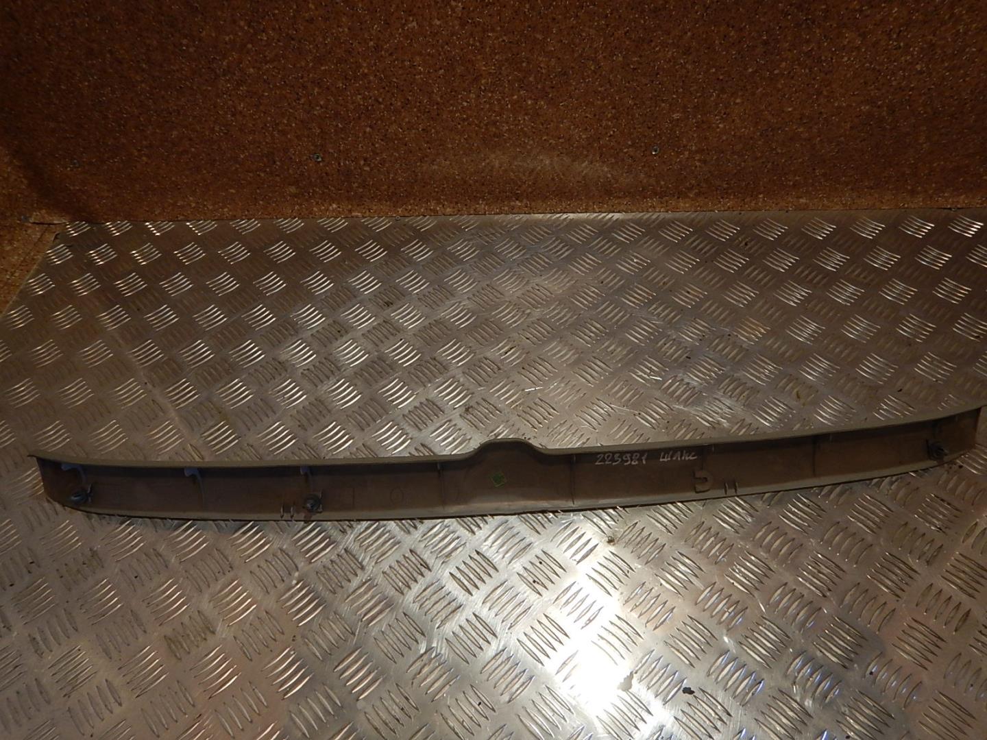 Накладка двери багажника