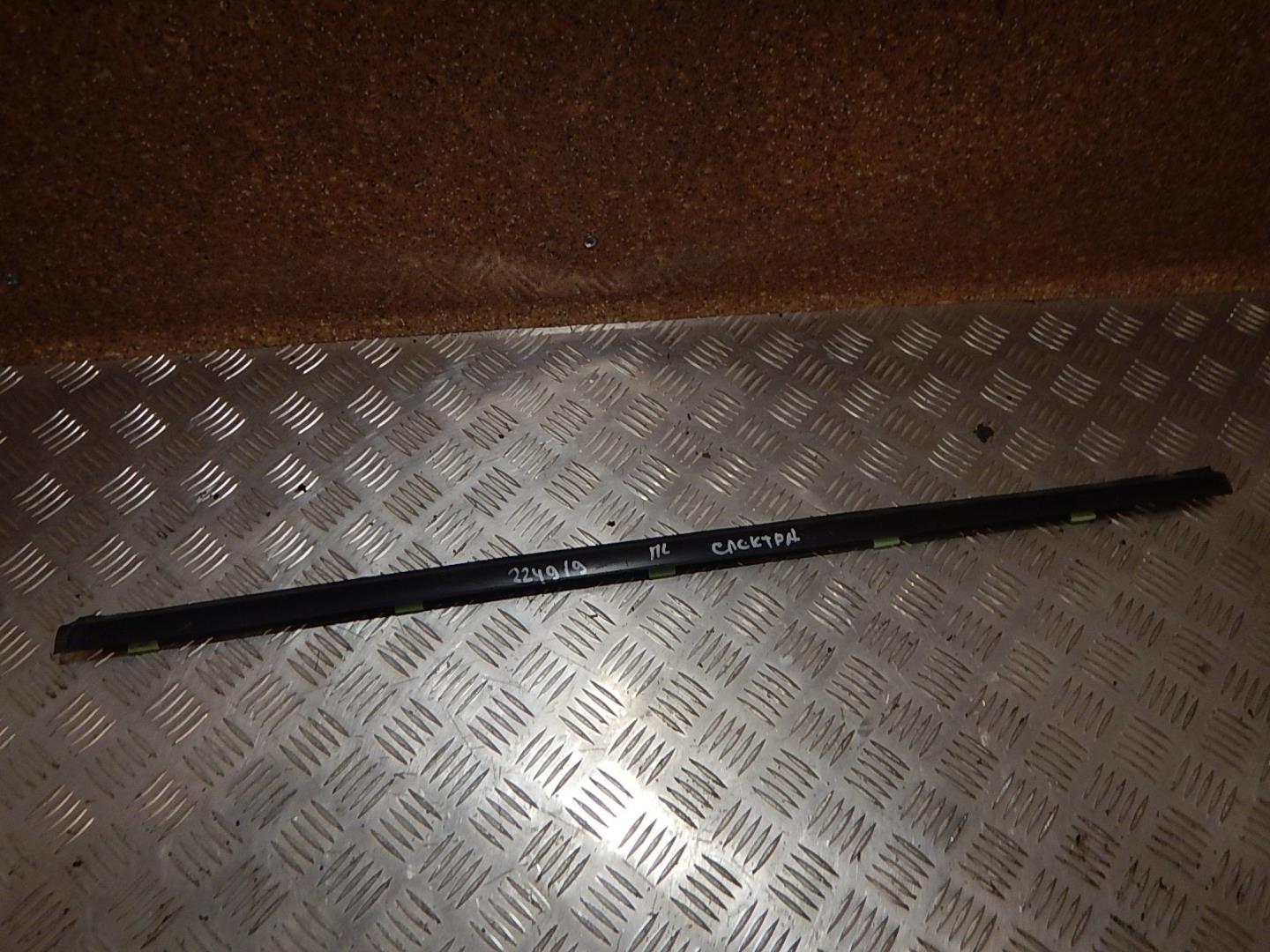 Накладка лобового стекла левая