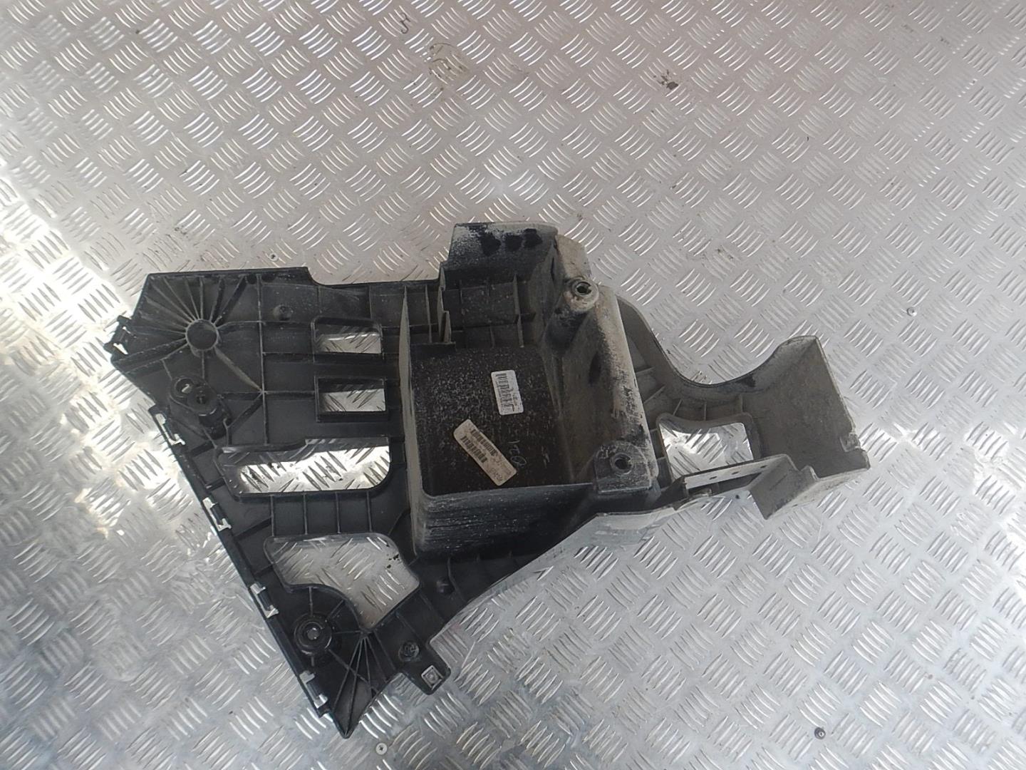 Кронштейн заднего бампера правый