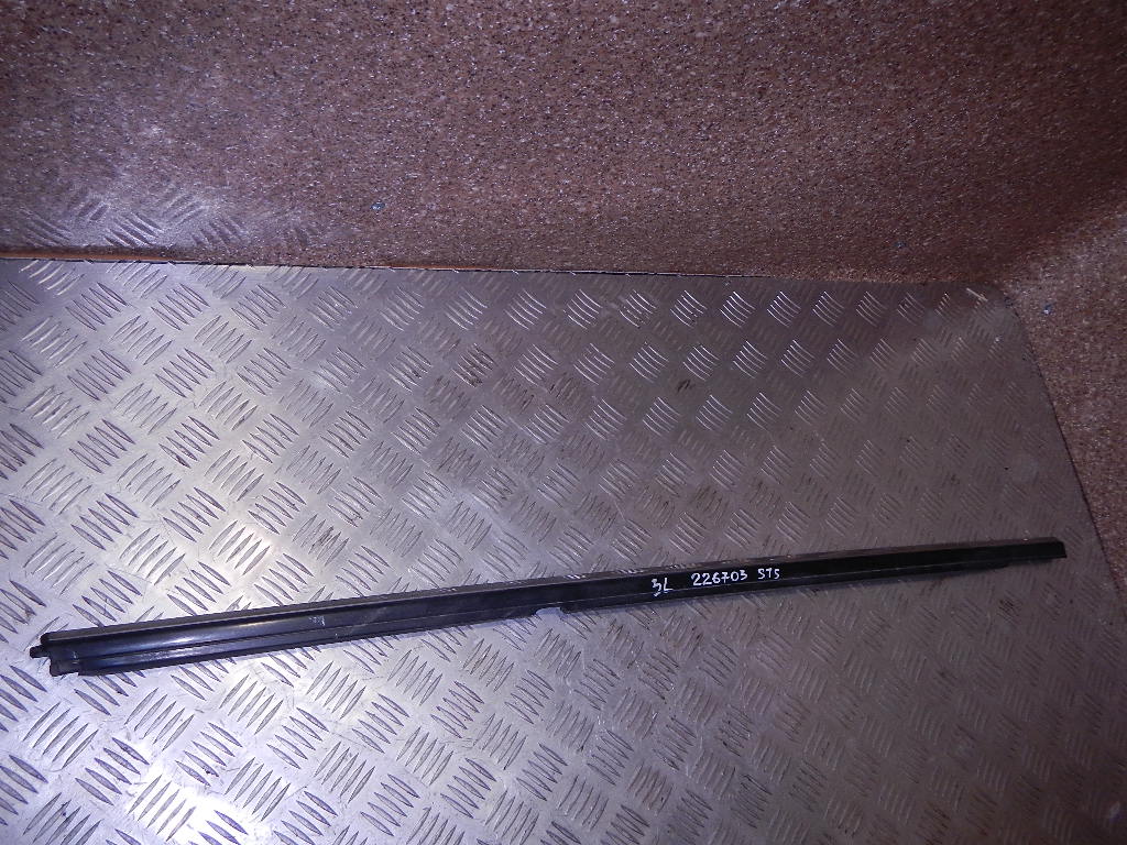 Молдинг задней левой двери