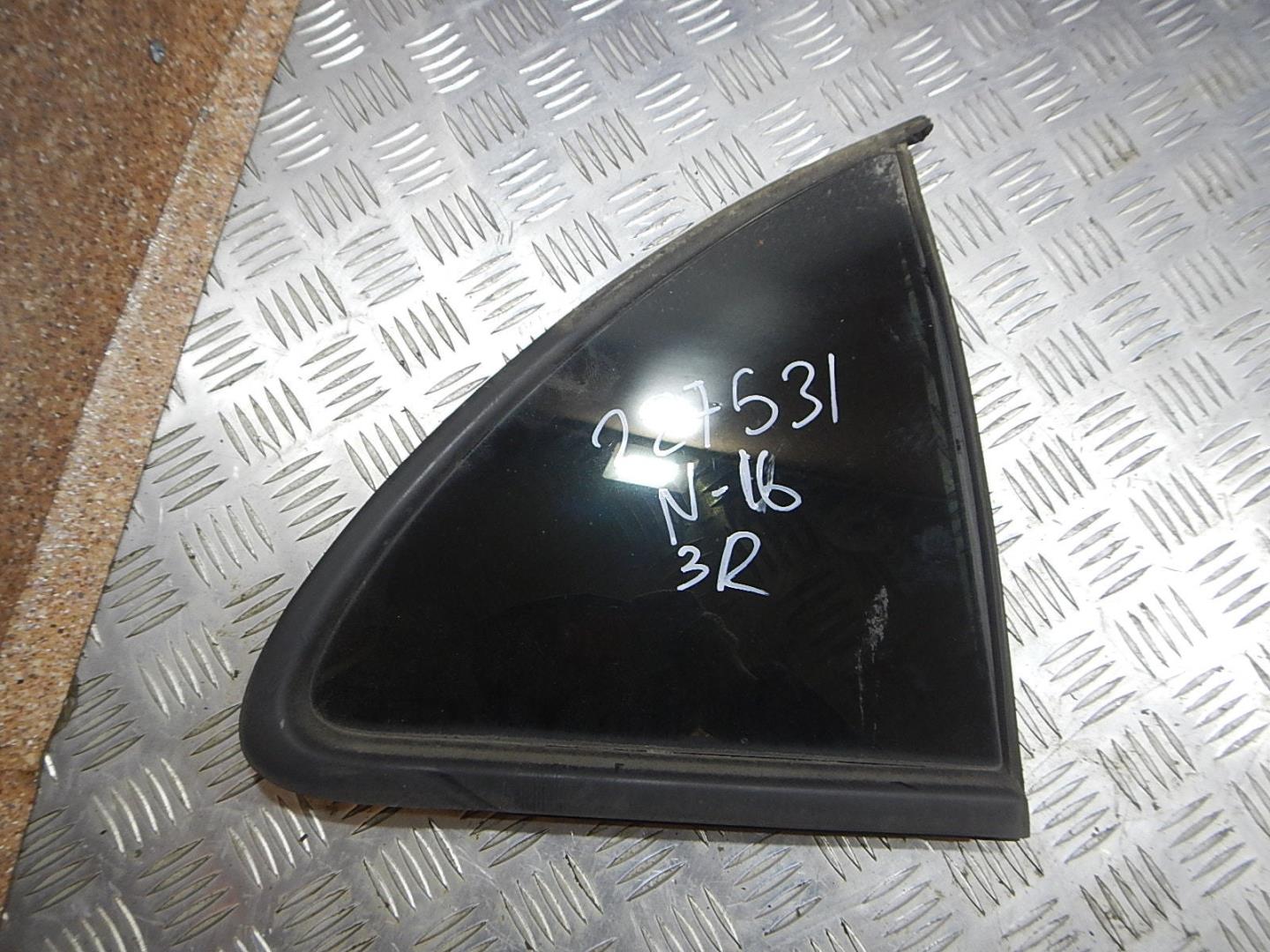 Стекло двери задней правой (форточка)