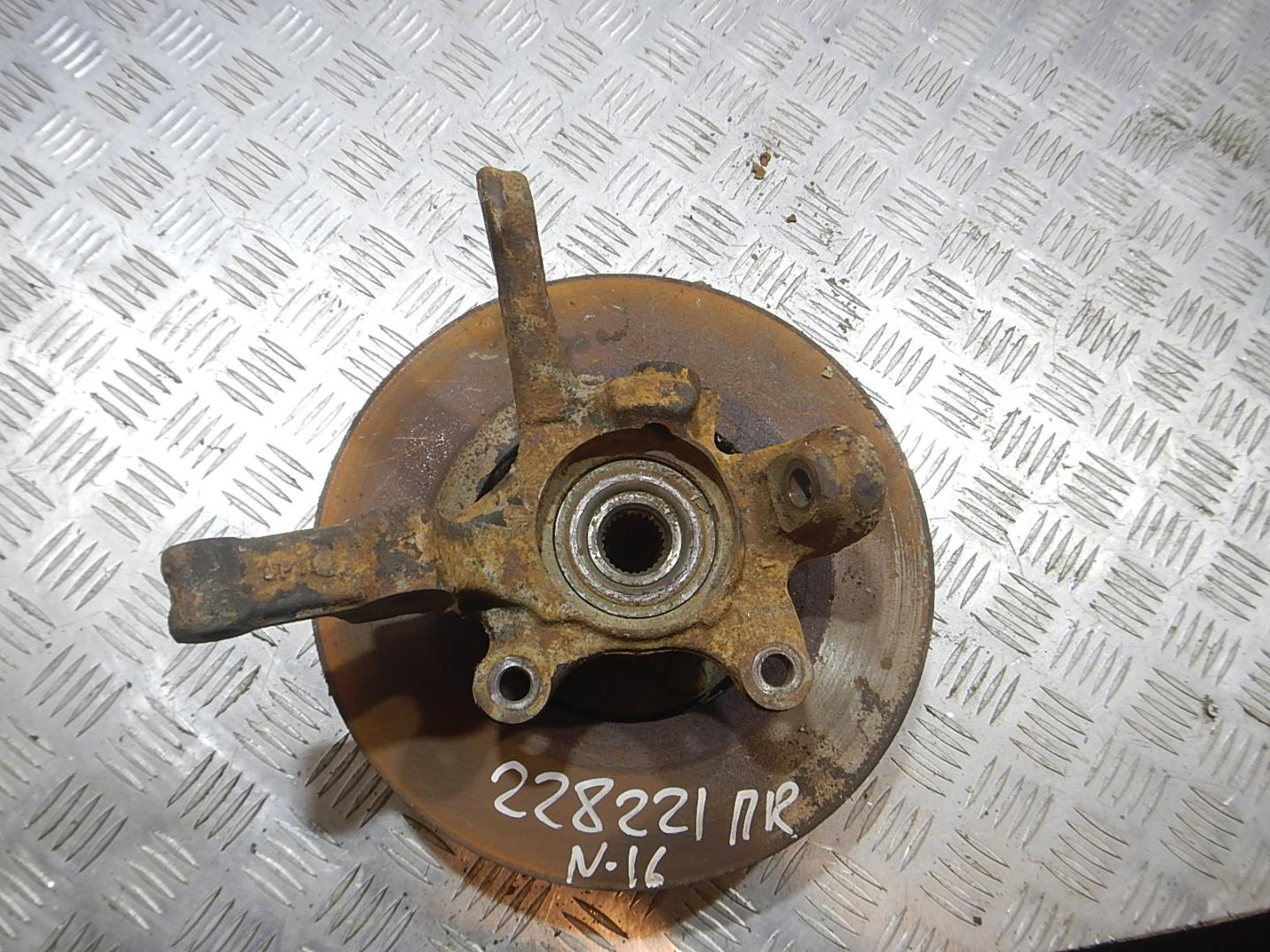 Кулак поворотный передний правый