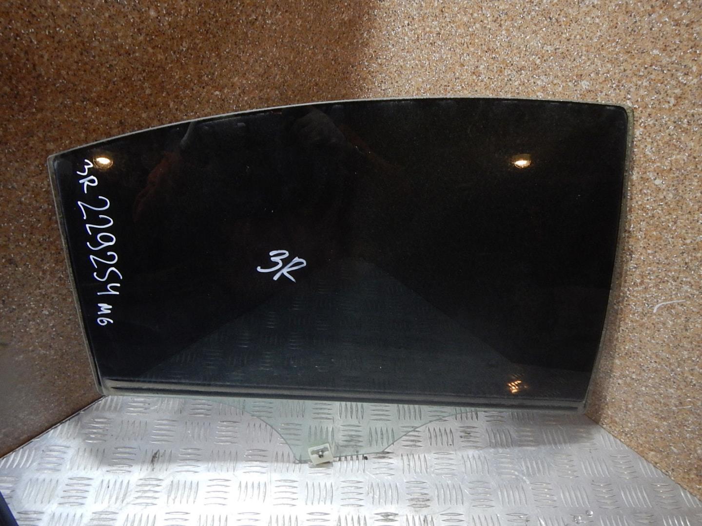 Стекло двери задней правой