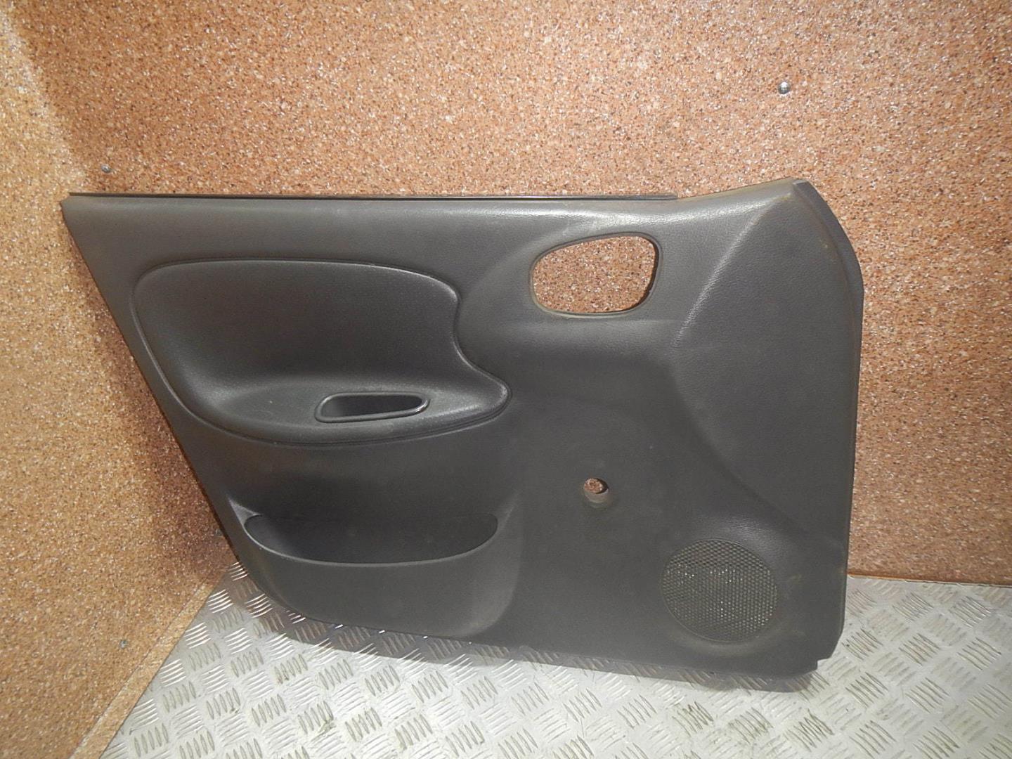 Обшивка двери передней левой