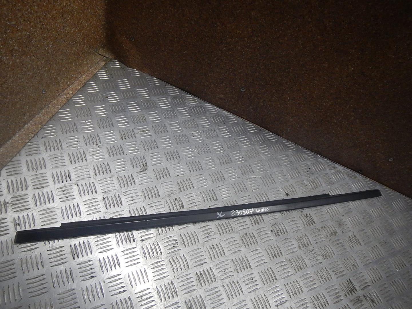 Накладка стекла заднего левого