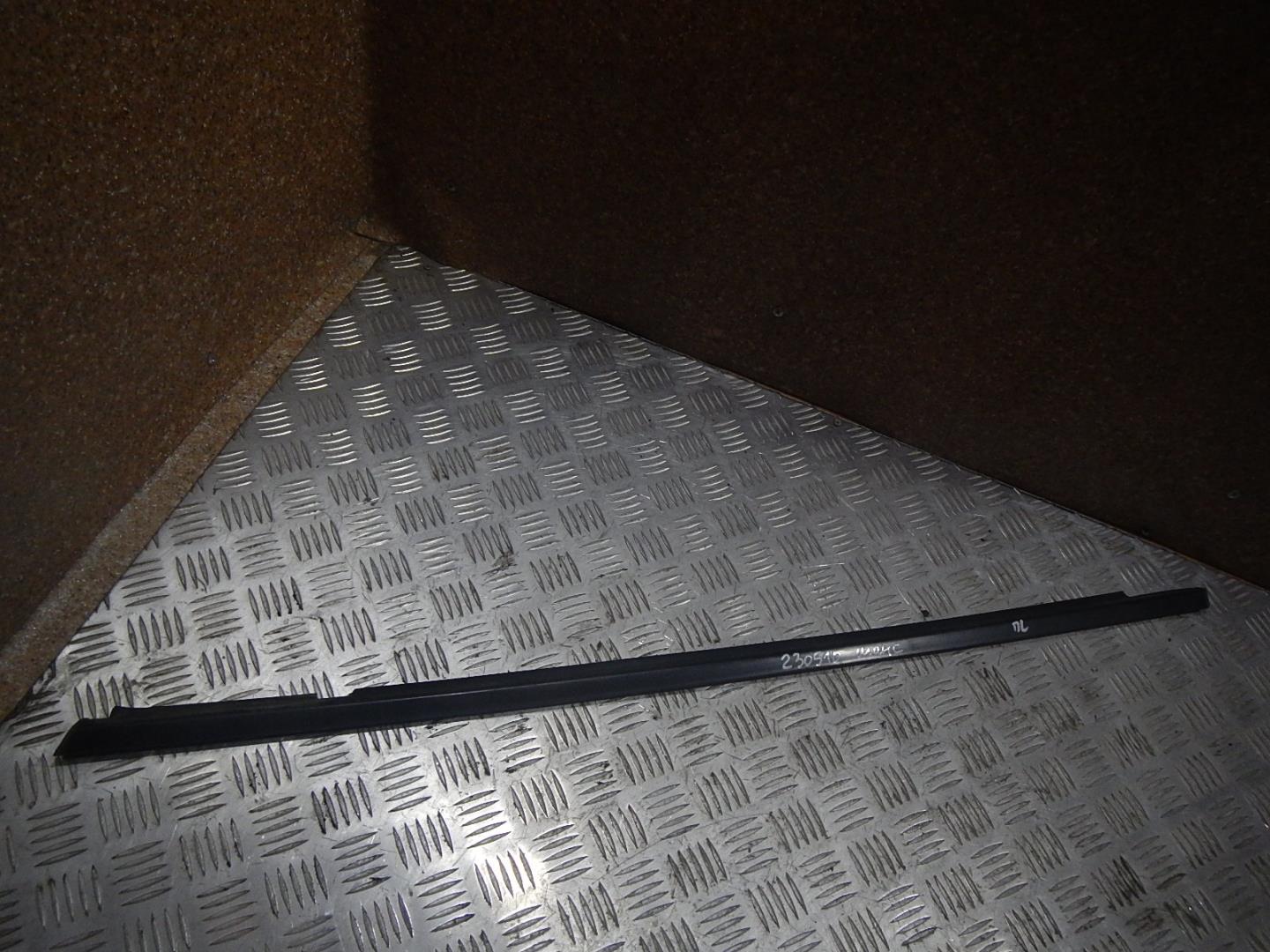 Накладка лобового стекла левая