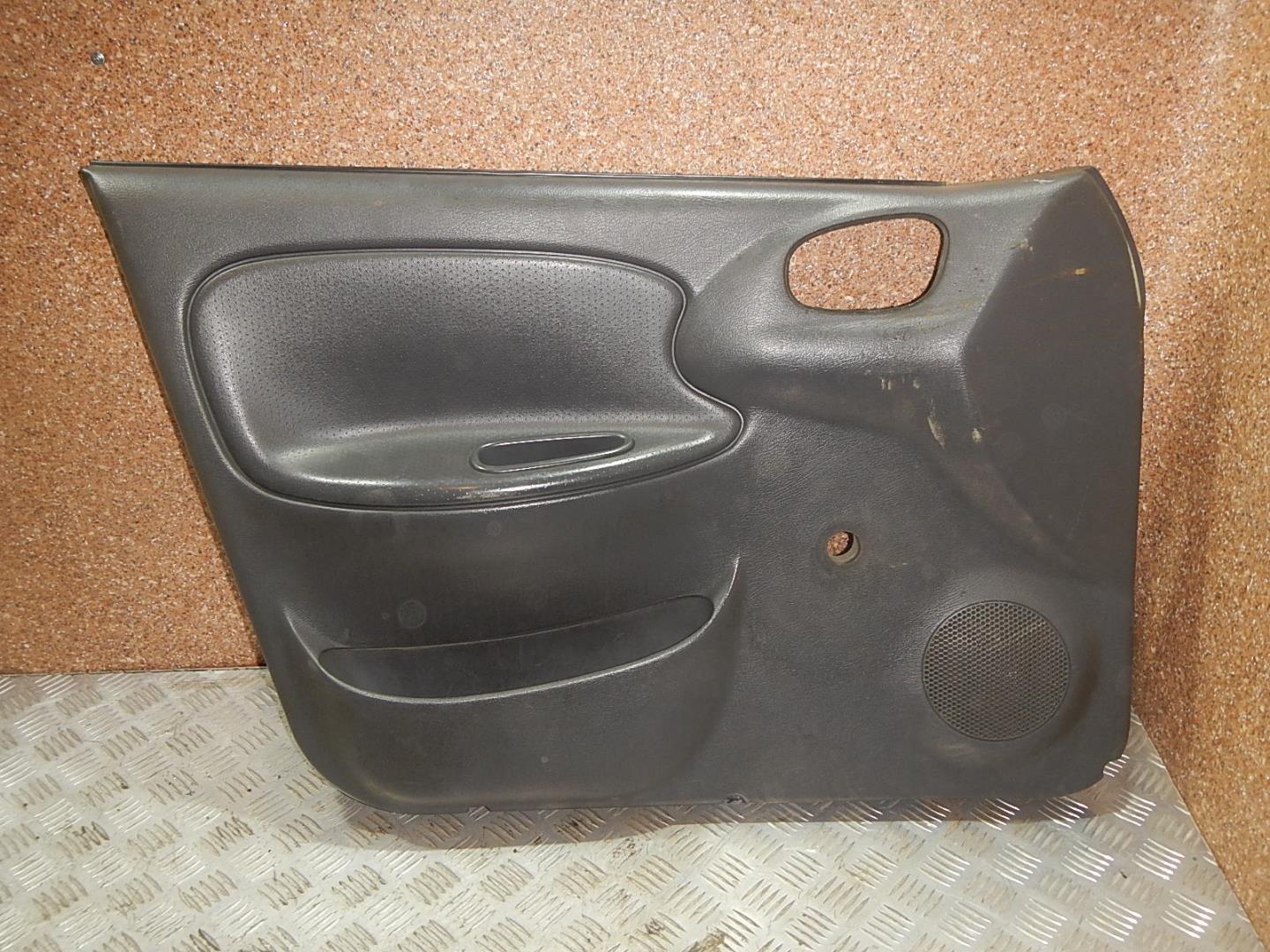 Обшивка двери передней левой