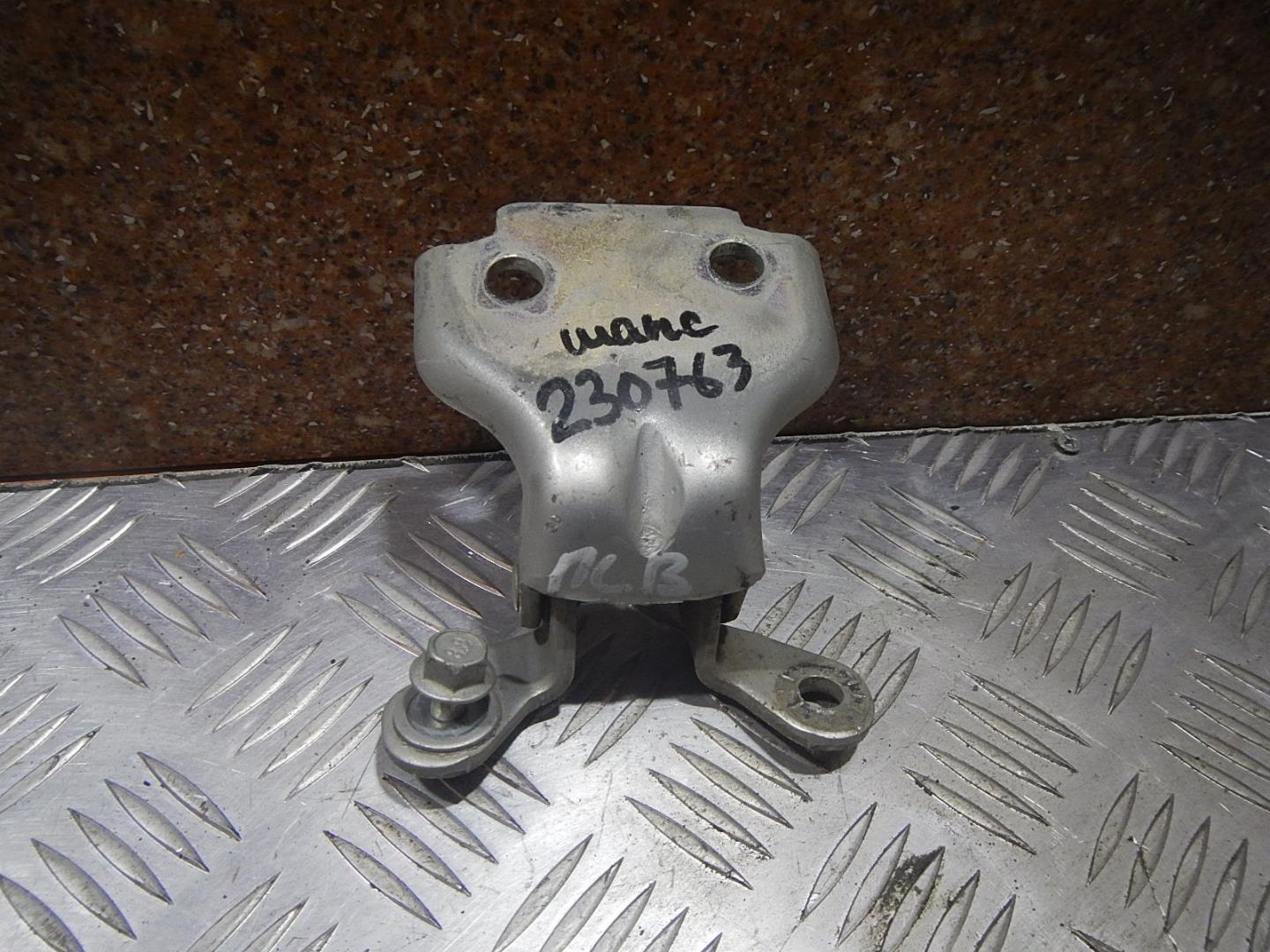 Петля двери передней левой верхняя