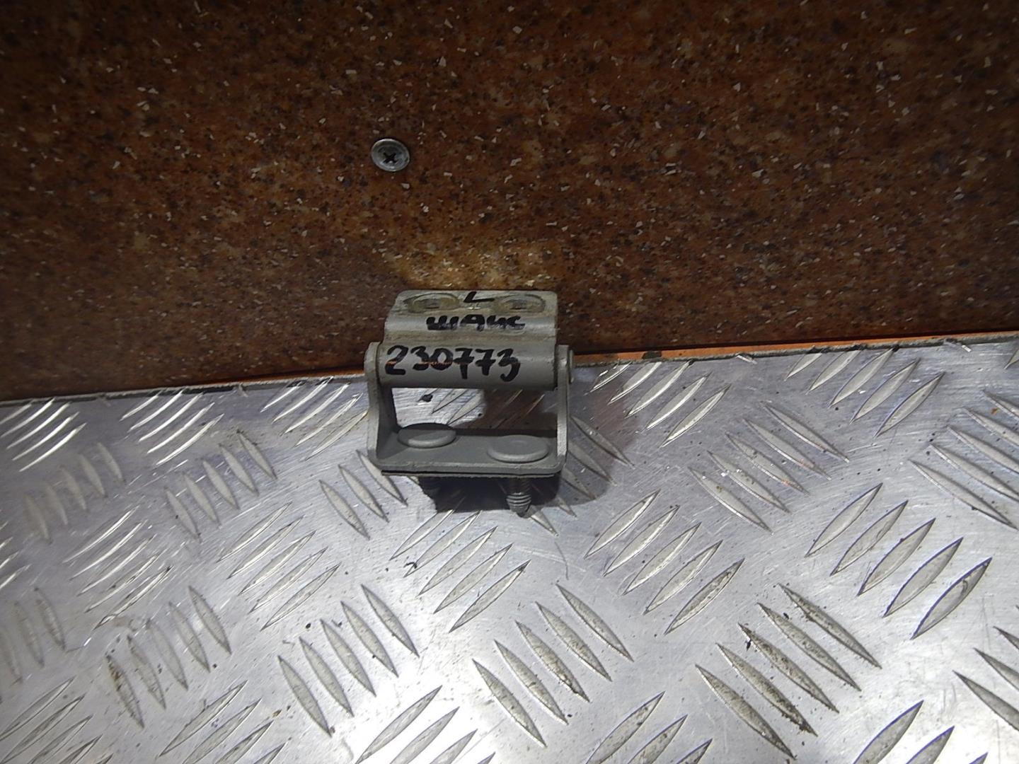 Петля двери багажника