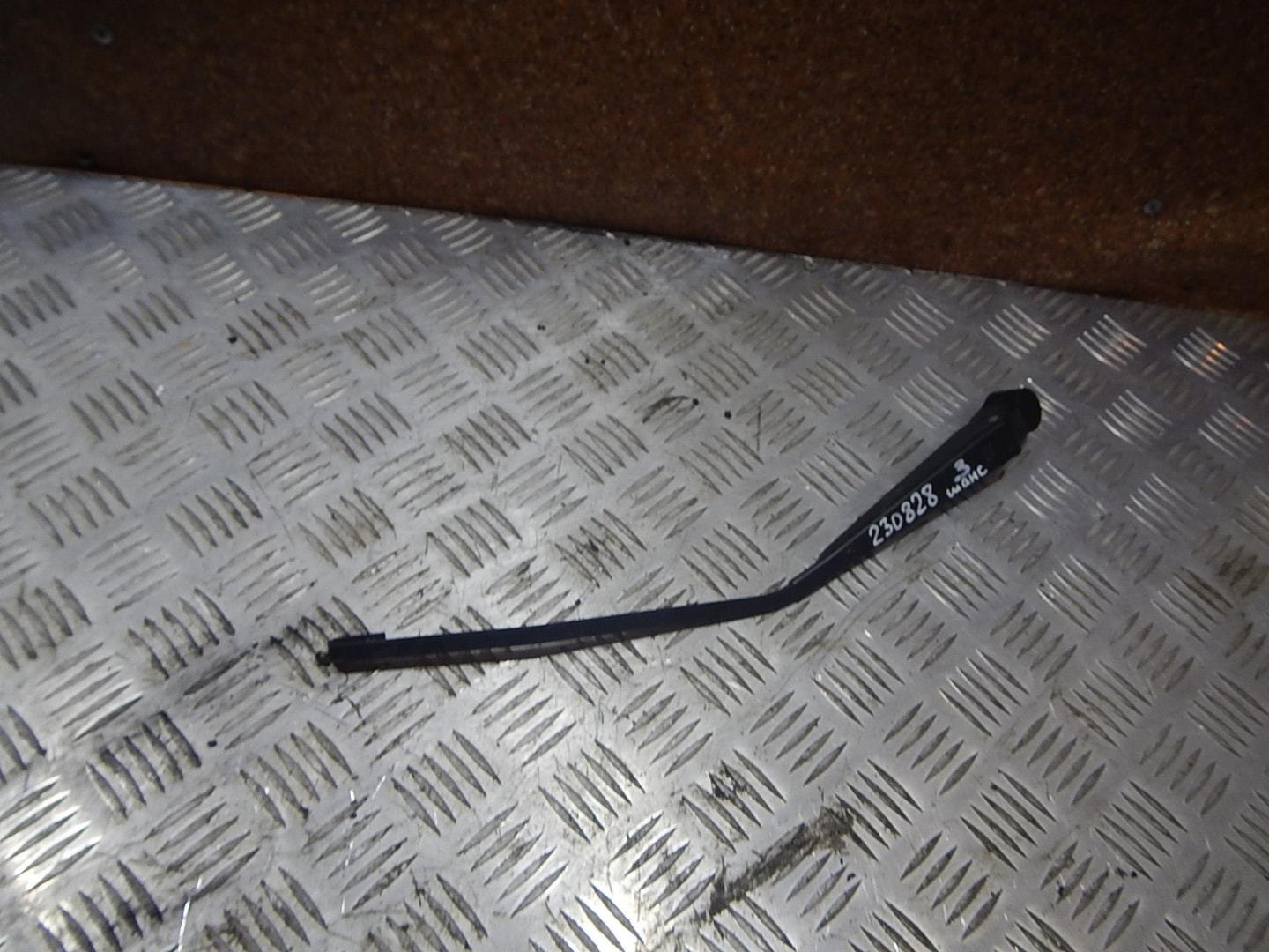 Поводок стеклоочистителя заднего