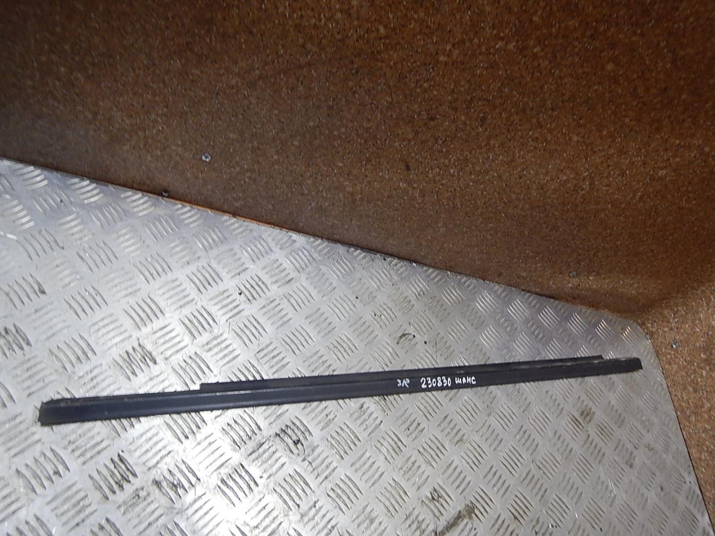 Накладка стекла заднего правого