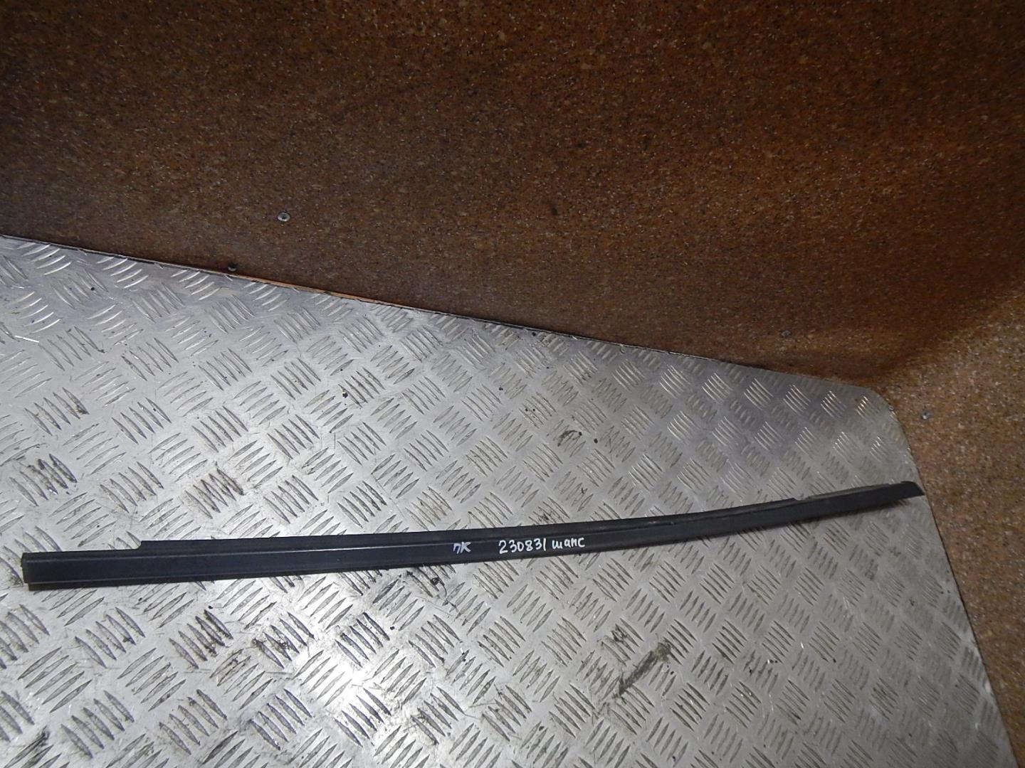 Накладка стекла переднего правого