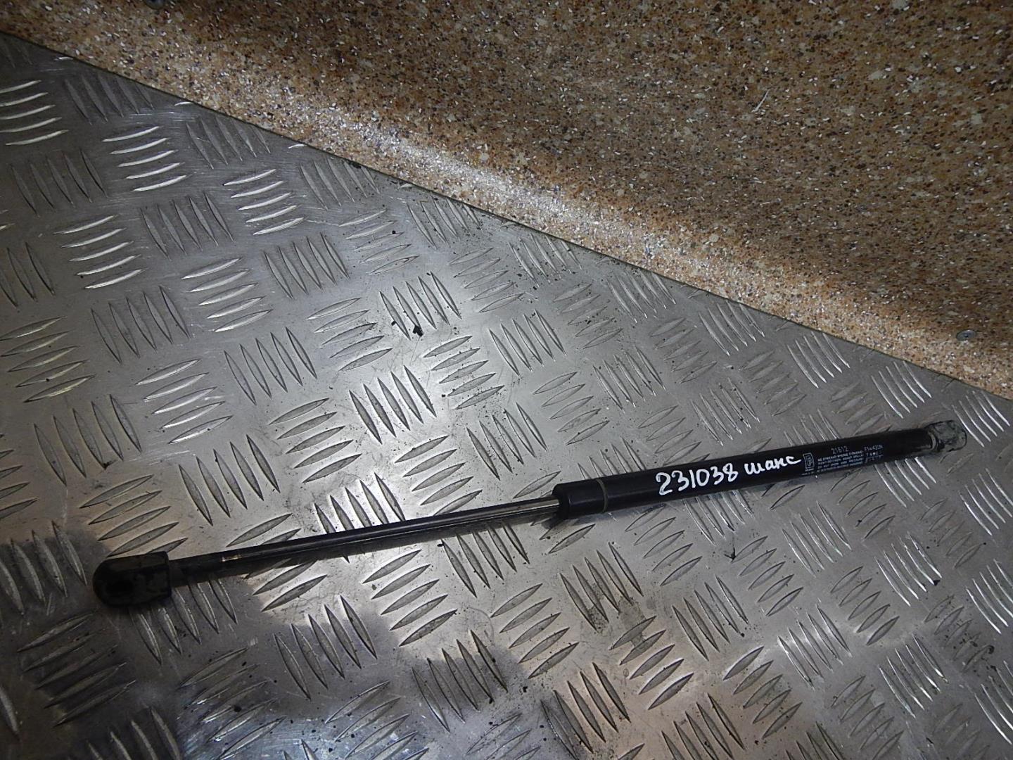 Амортизатор двери багажника