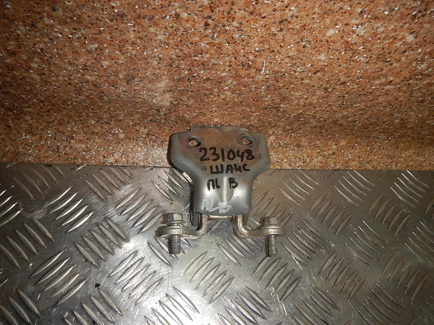 Петля двери передней левой верхняя