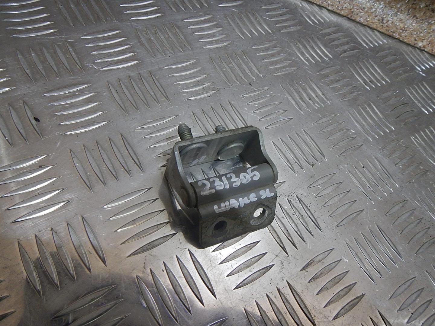 Петля двери багажника