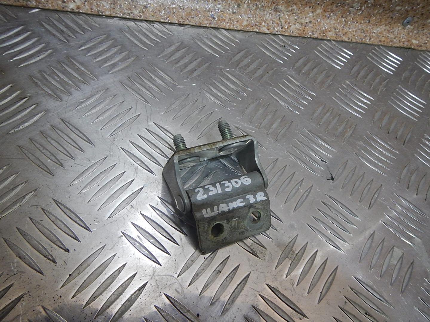 Петля двери багажника