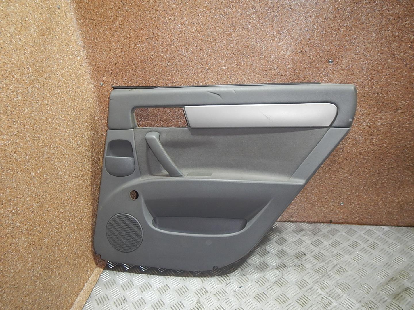 Обшивка двери задней правой