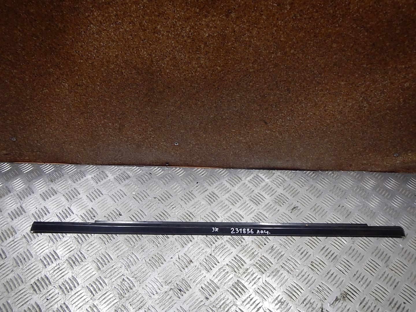 Накладка стекла заднего правого