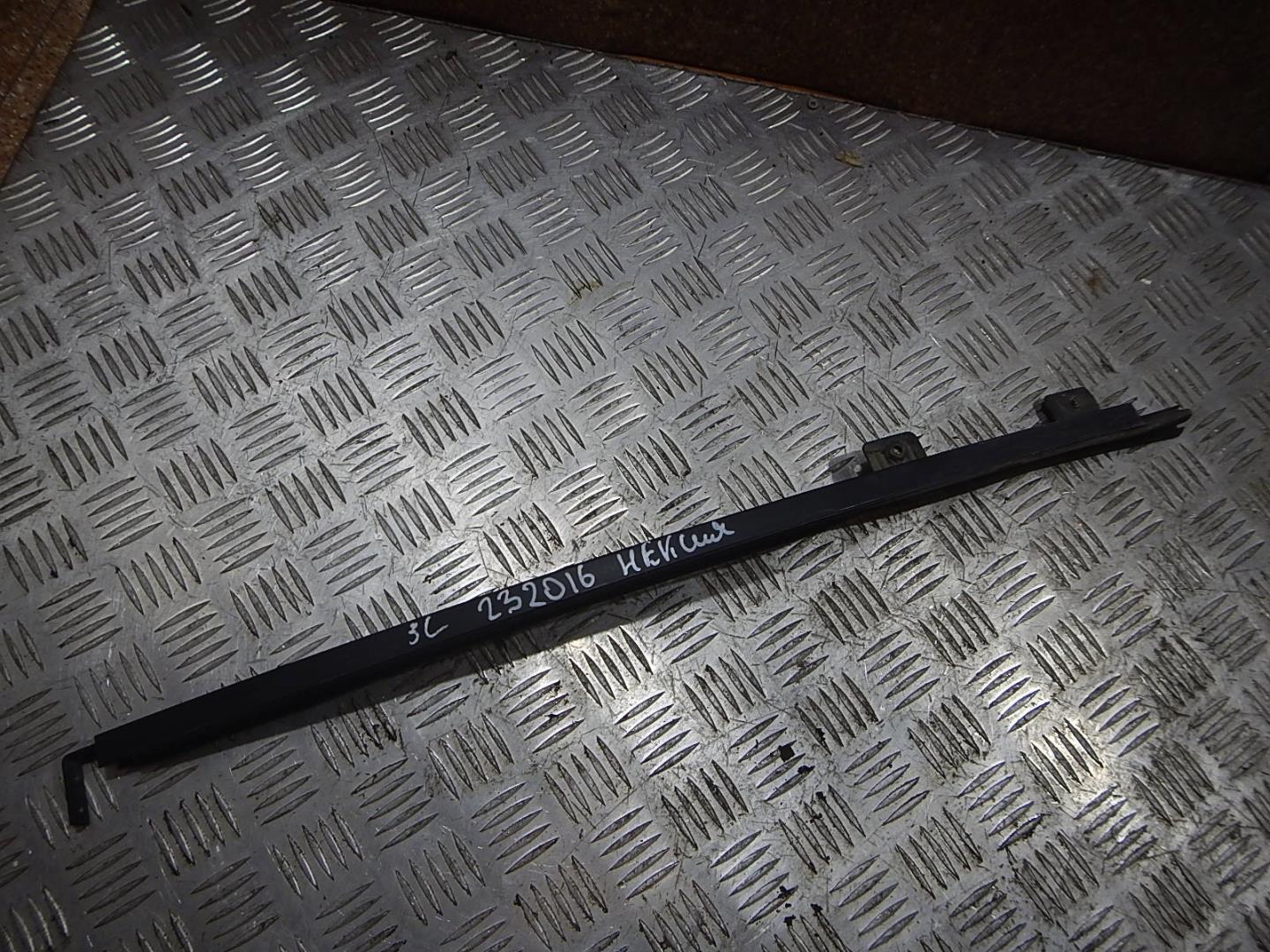 Направляющая стекла двери