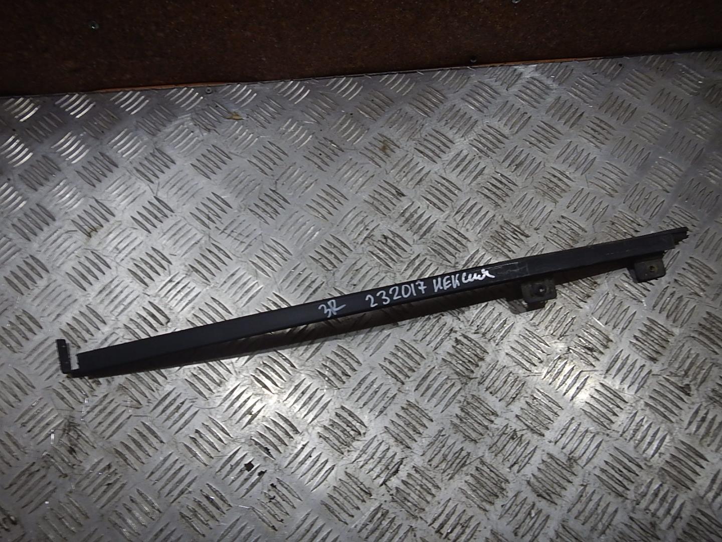 Направляющая стекла двери