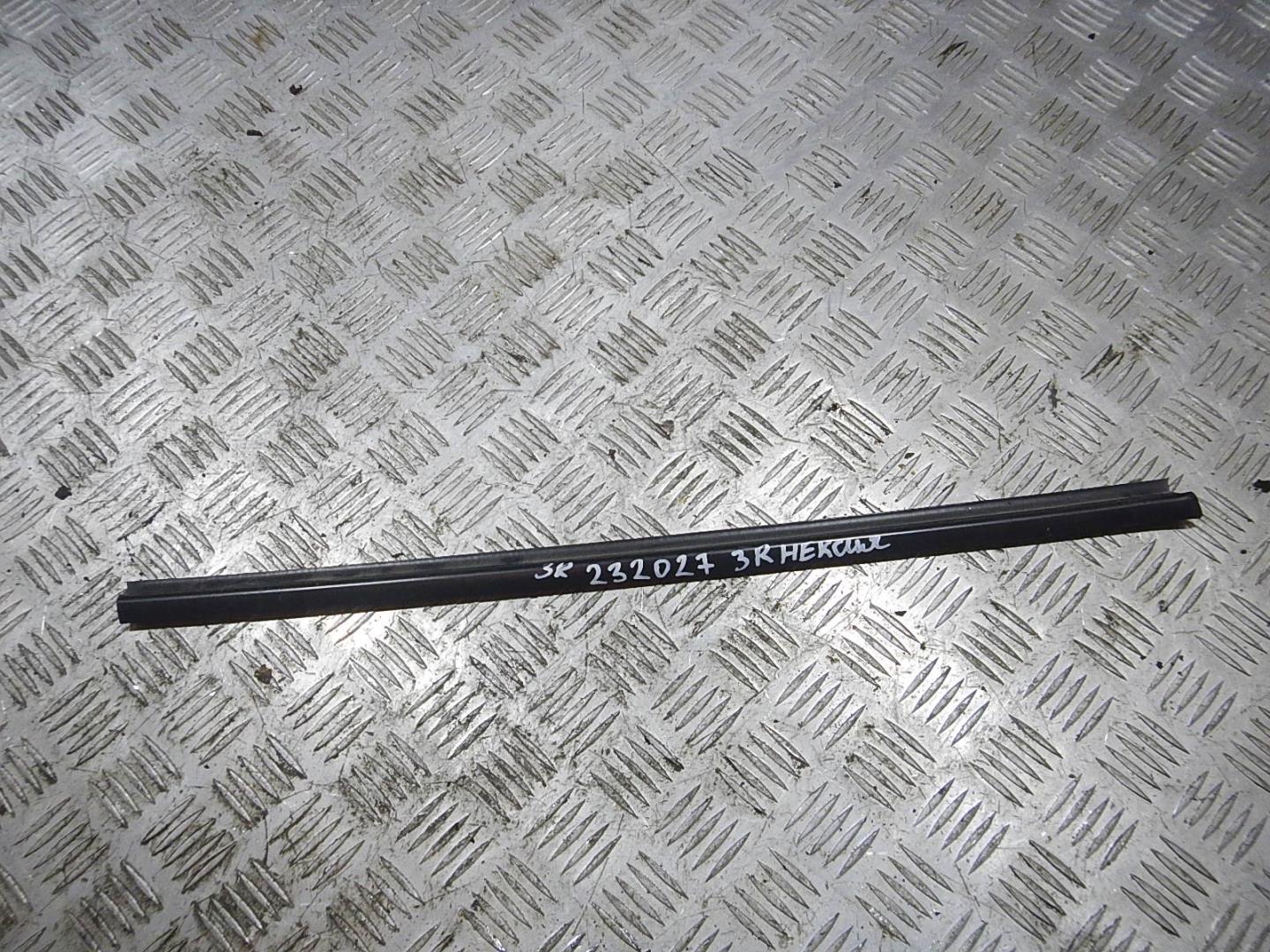 Накладка стекла заднего правого