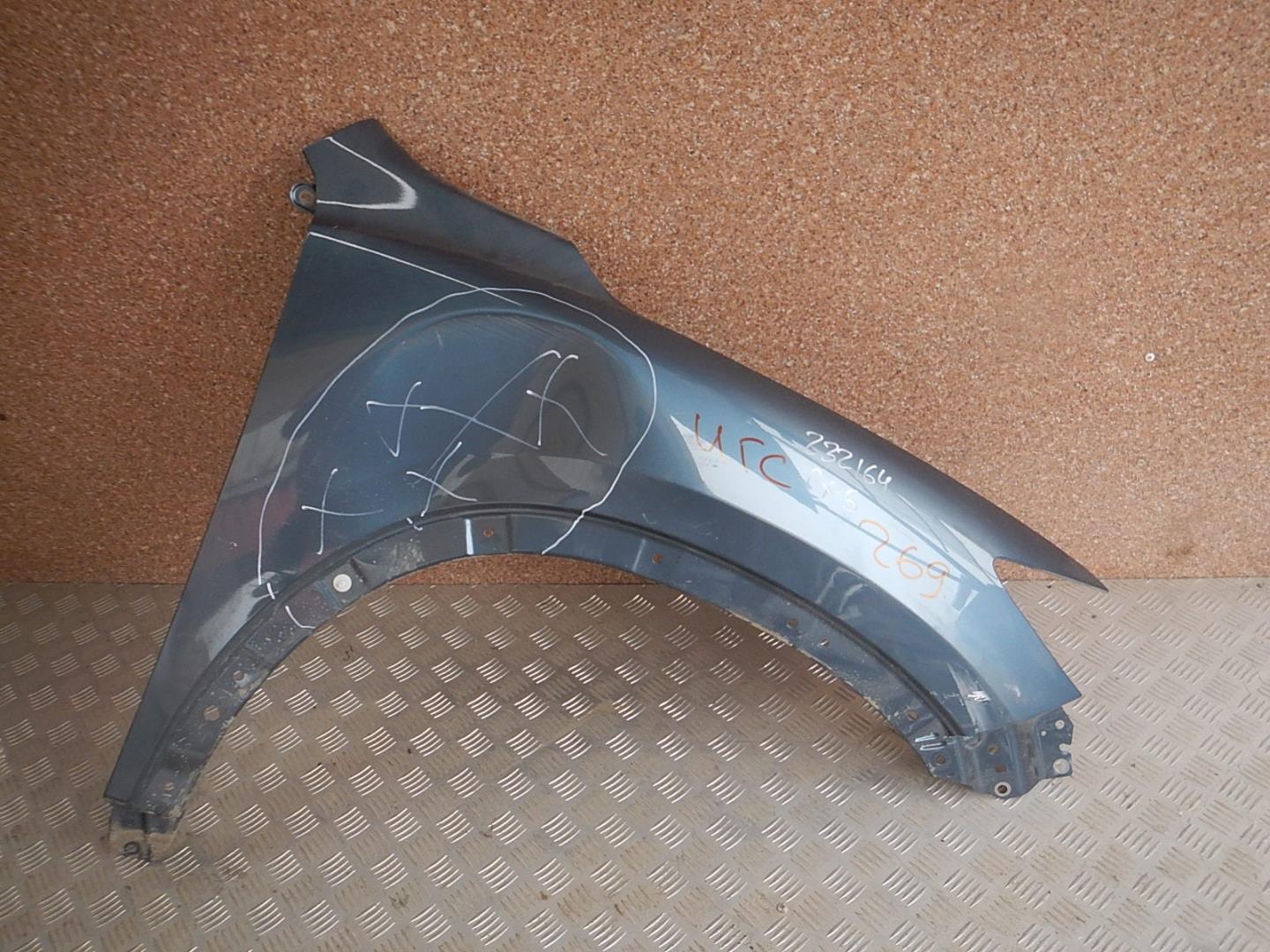 Крыло переднее правое