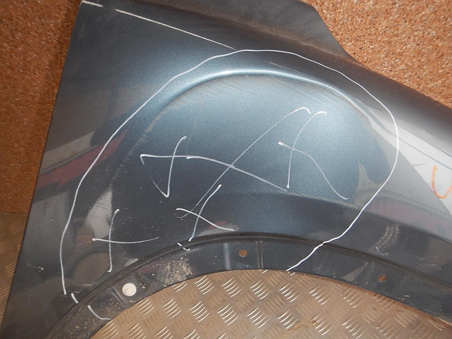 Крыло переднее правое