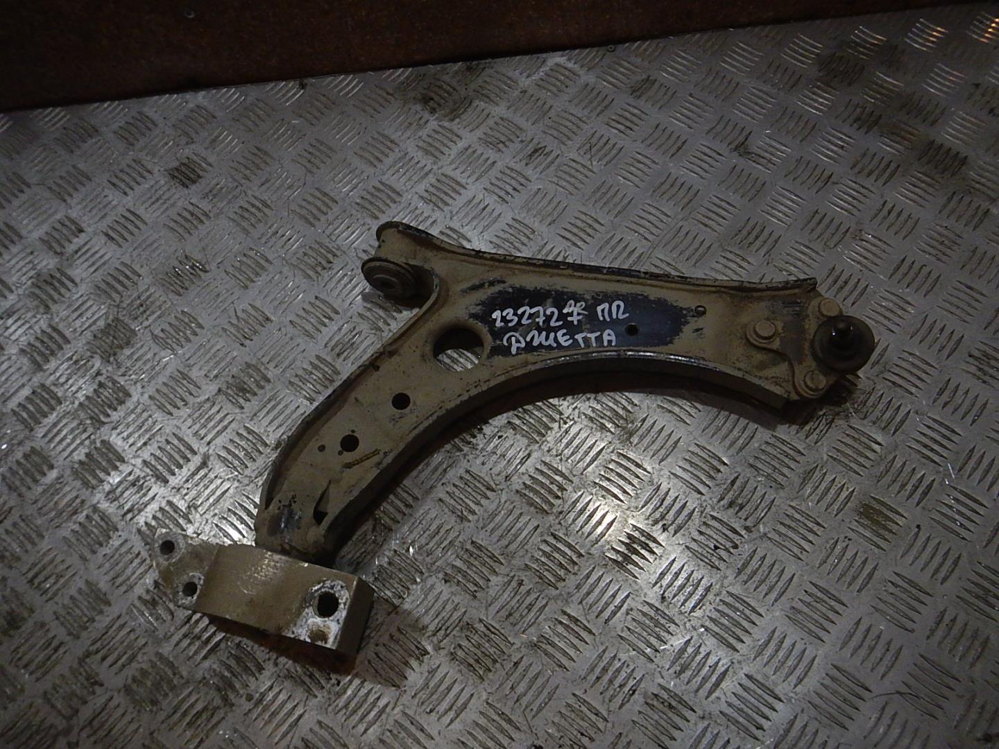 Рычаг передний правый