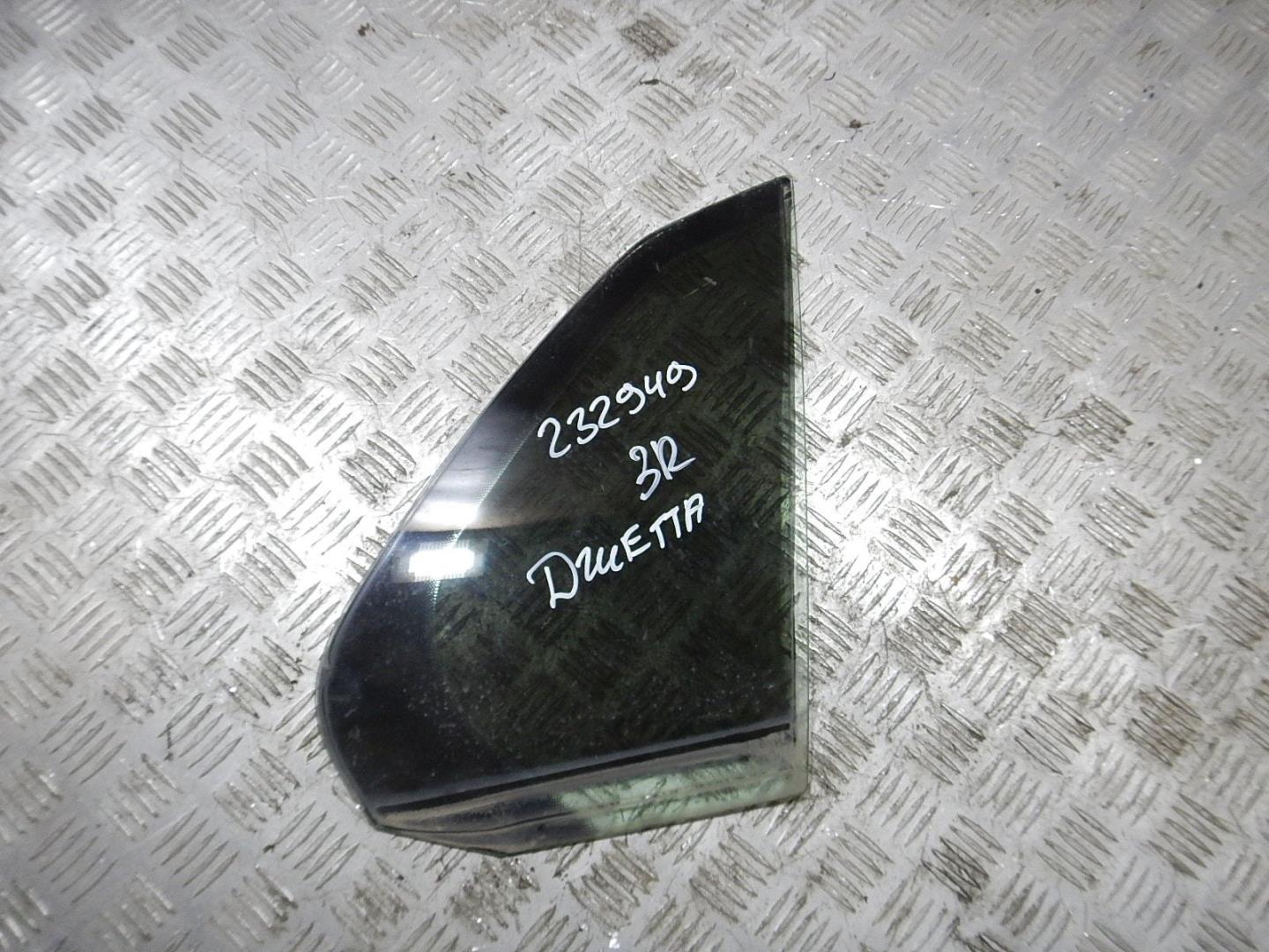 Стекло двери задней правой (форточка)