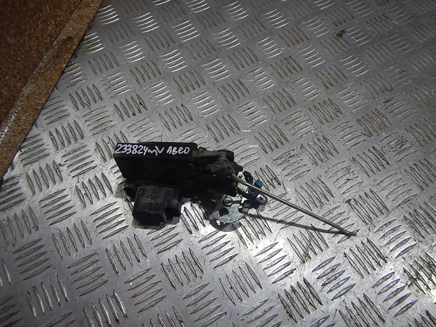 Замок двери задней левой