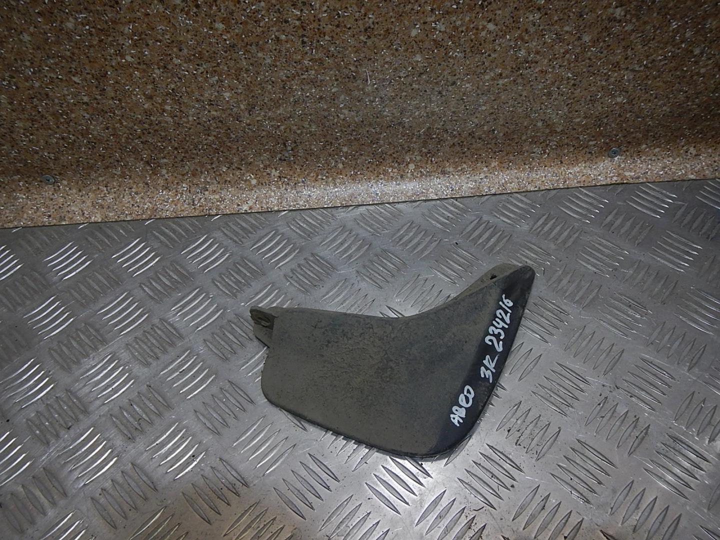 Брызговик задний правый