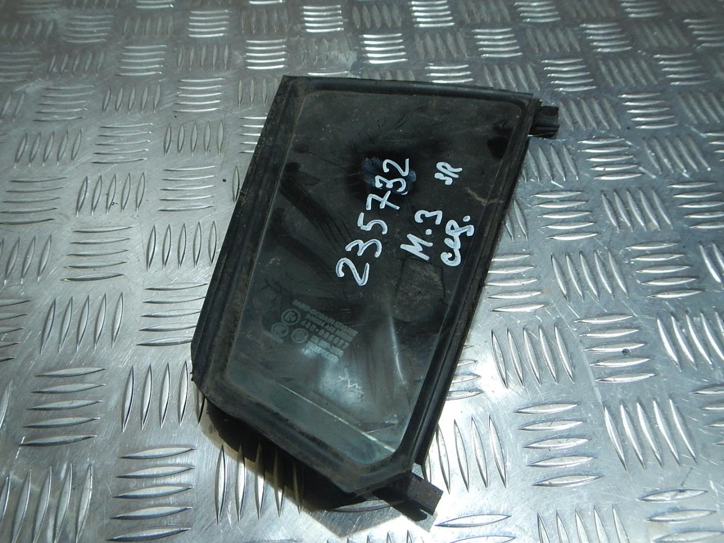 Стекло двери задней правой (форточка)