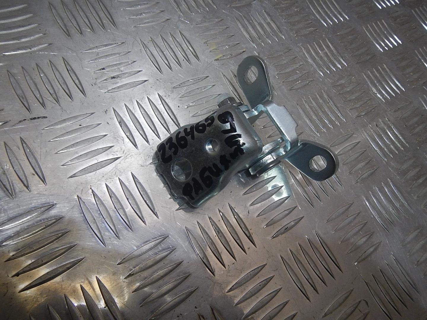 Петля двери задней левой верхняя