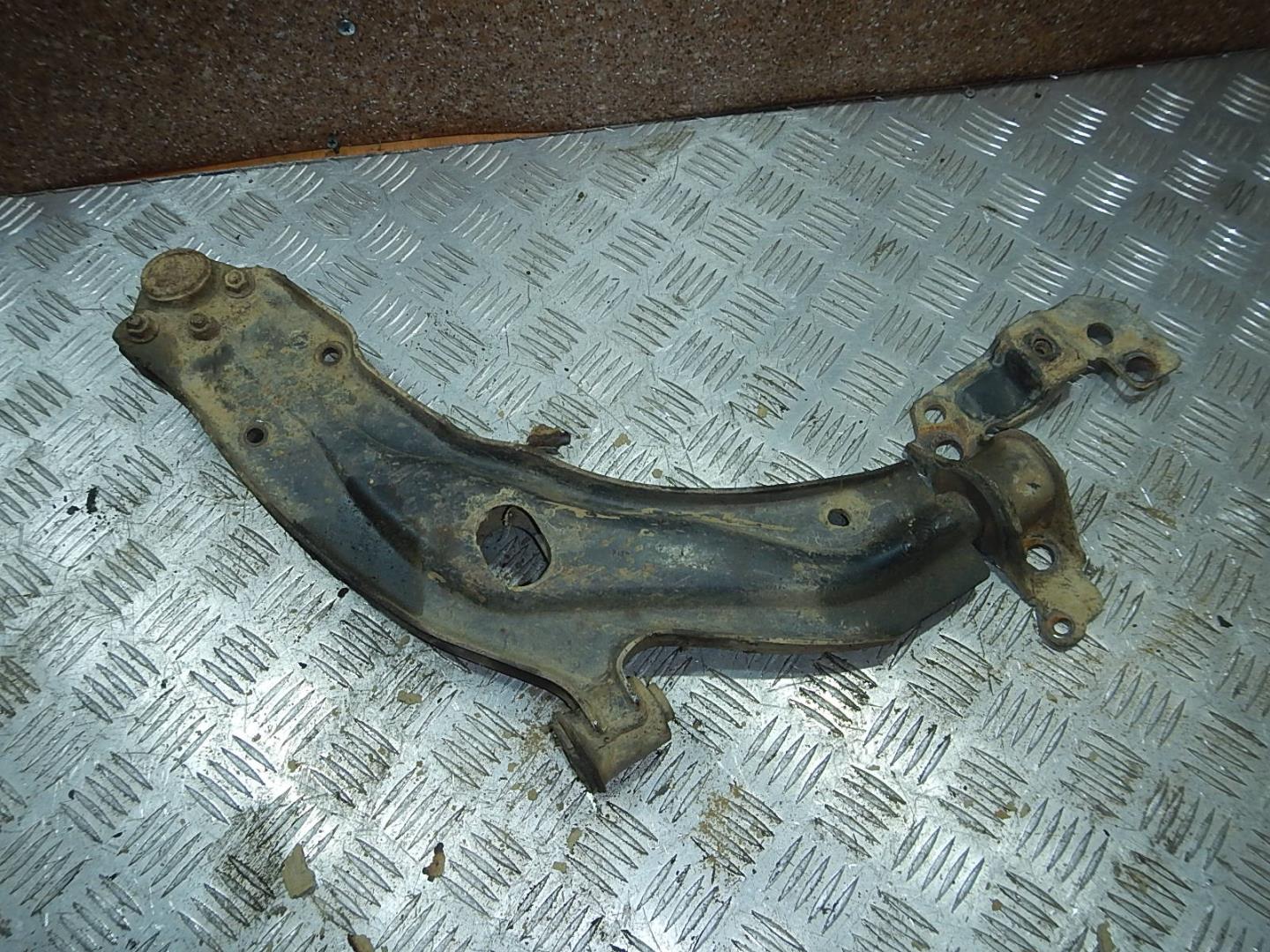 Рычаг передний левый