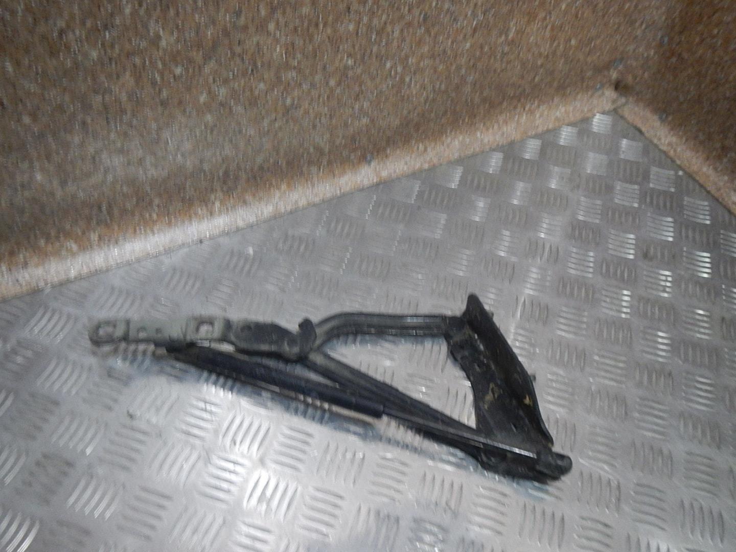 Петля крышки багажника