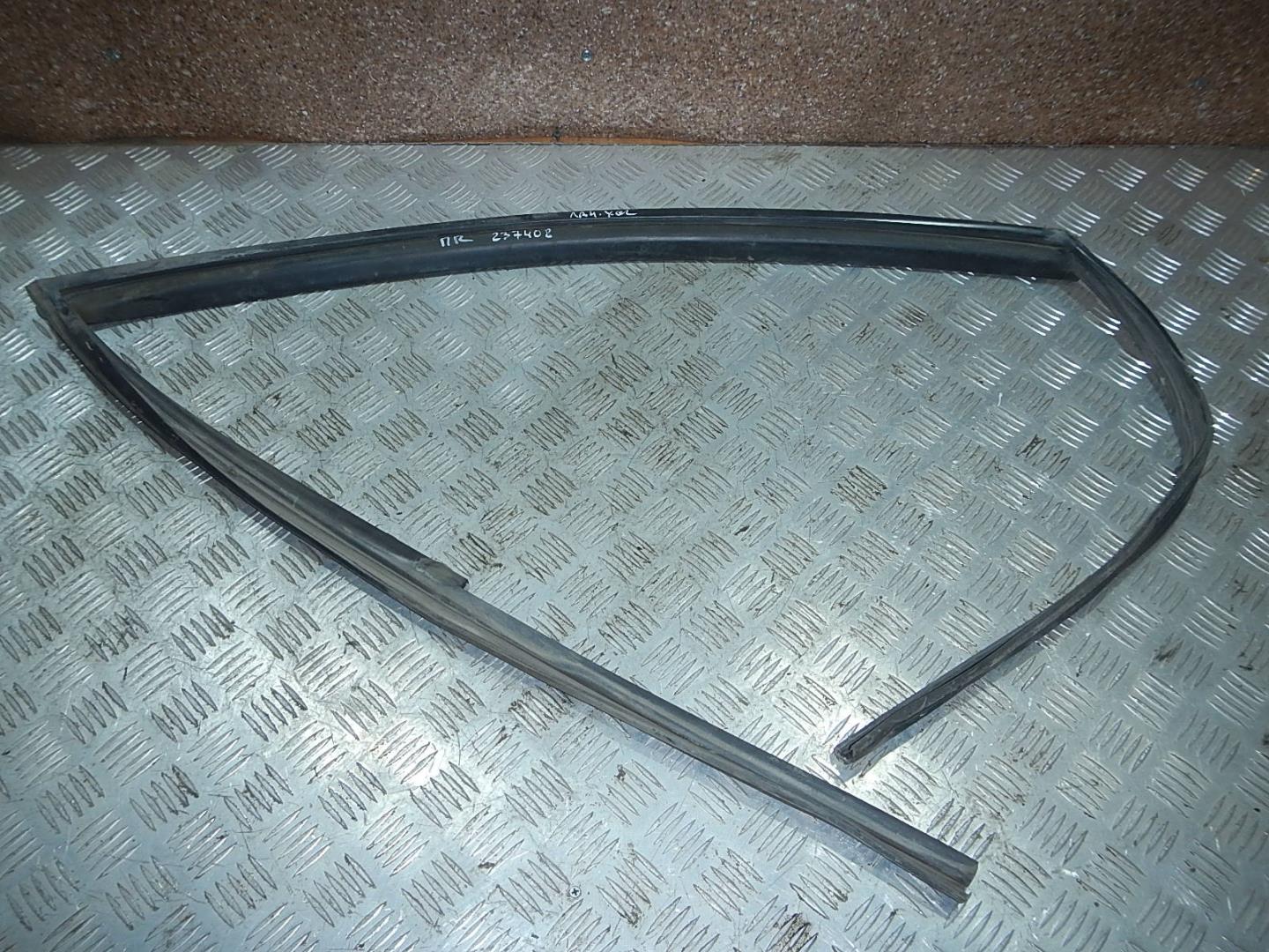 Уплотнитель стекла двери