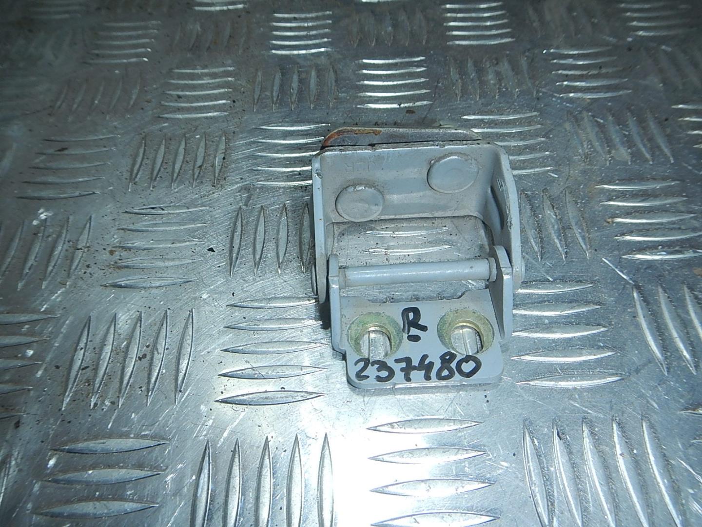 Петля двери багажника