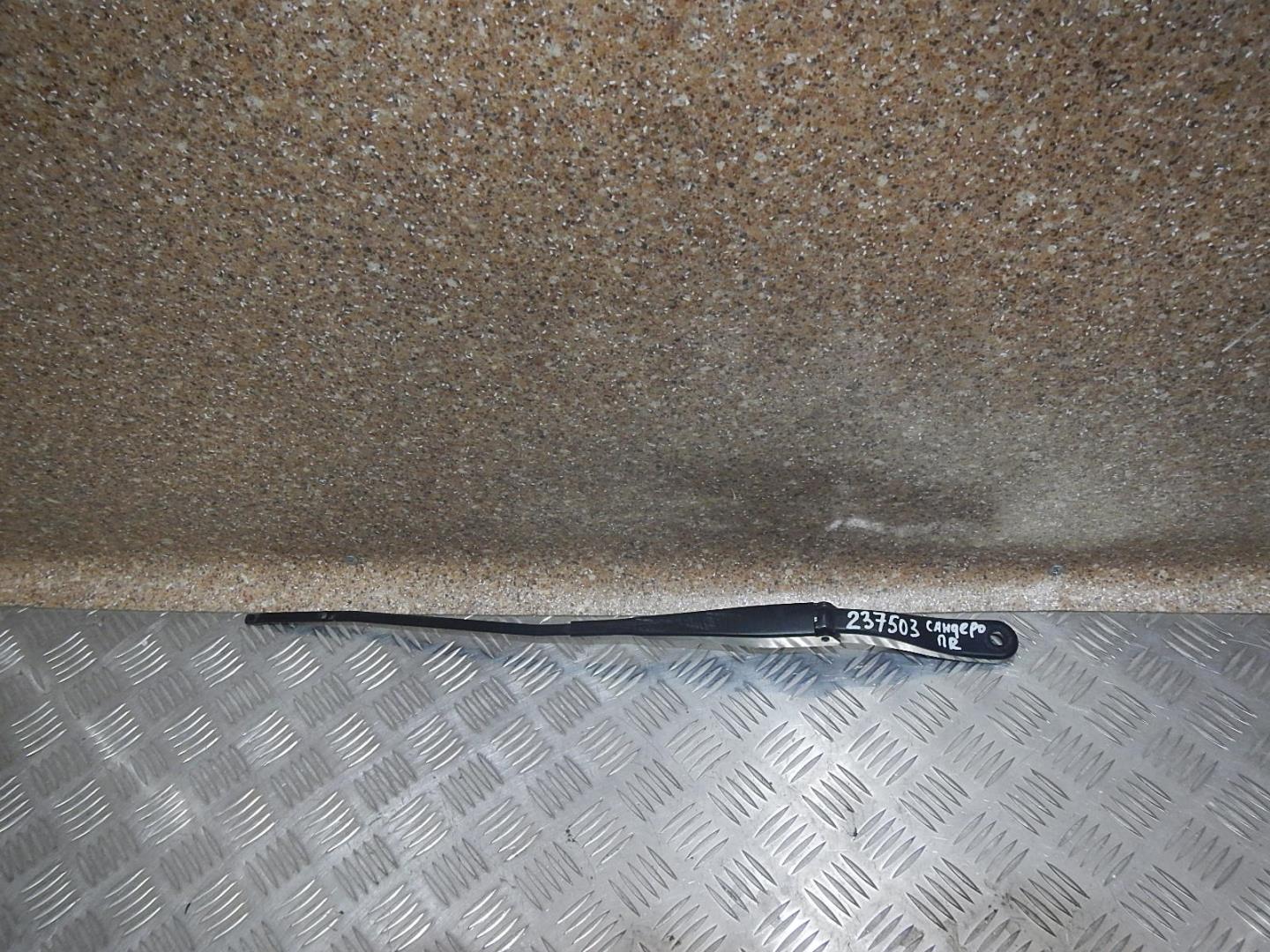 Поводок стеклоочистителя передний правый