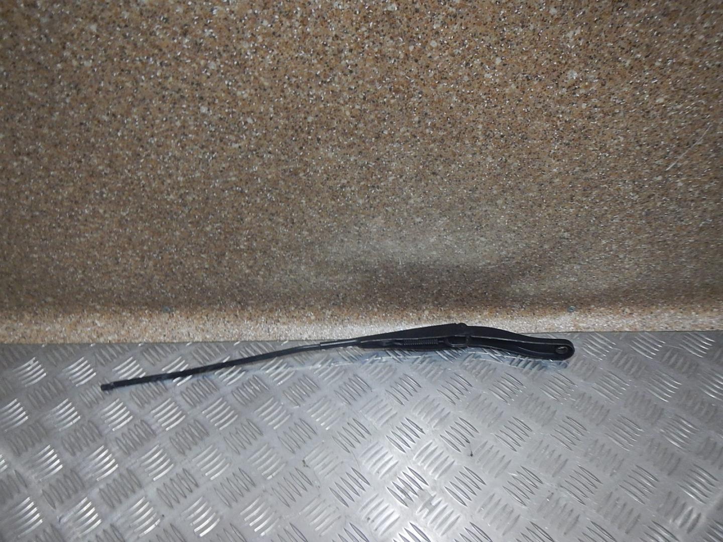 Поводок стеклоочистителя передний правый