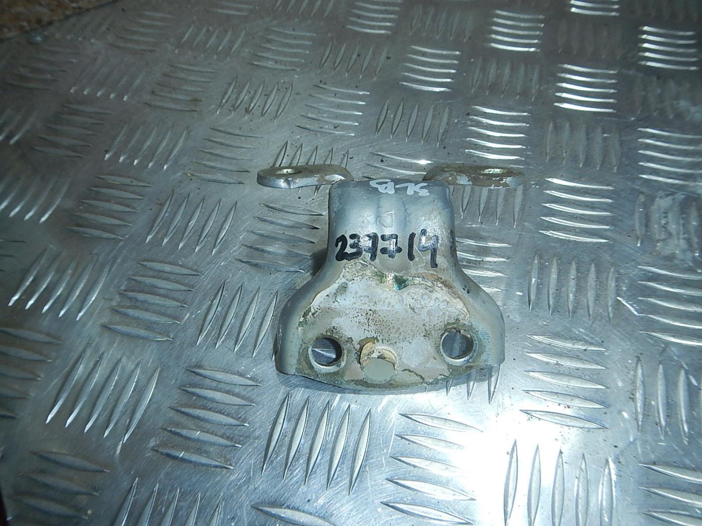 Петля двери задней левой верхняя